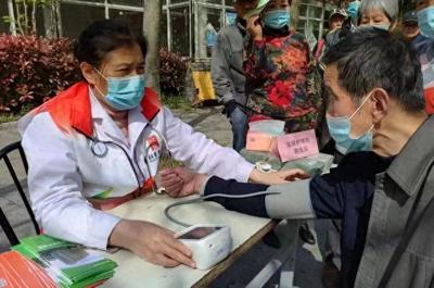 中醫問診、康復推拿……寶山這個街道持續開展健康咨詢志愿服務活動